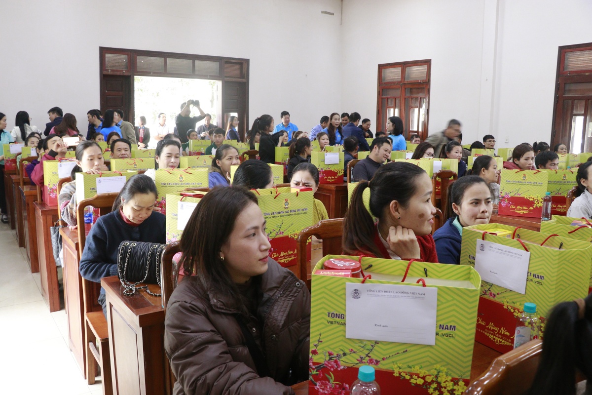 Trưởng Ban Đối ngoại Trung ương tặng quà Tết cho công nhân tại Huế và Quảng Trị Trưởng Ban Đối ngoại Trung ương tặng quà Tết cho công nhân tại Huế và Quảng Trị