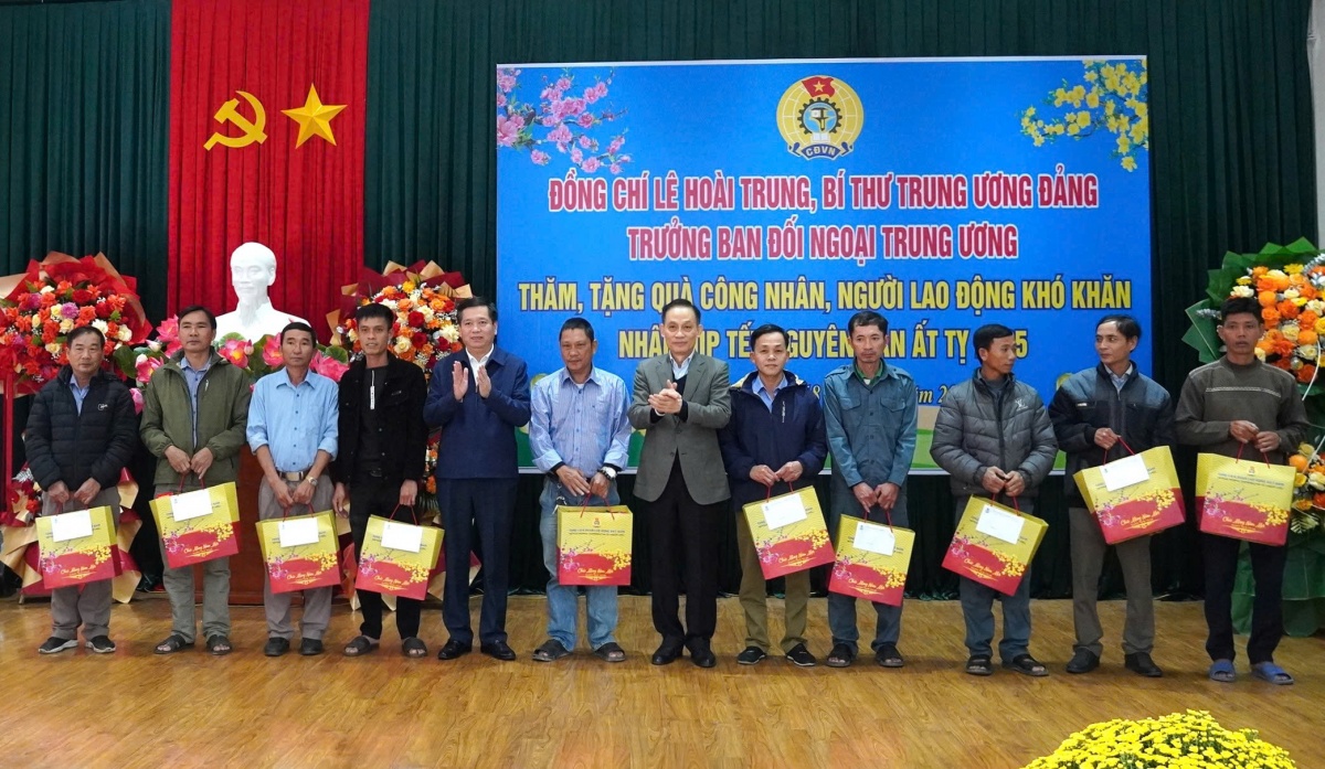 Trưởng Ban Đối ngoại Trung ương tặng quà Tết cho công nhân tại Huế và Quảng Trị Trưởng Ban Đối ngoại Trung ương tặng quà Tết cho công nhân tại Huế và Quảng Trị