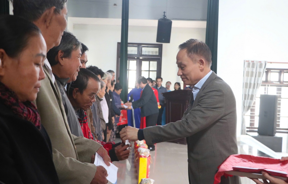 Trưởng Ban Đối ngoại Trung ương tặng quà Tết cho công nhân tại Huế và Quảng Trị Trưởng Ban Đối ngoại Trung ương tặng quà Tết cho công nhân tại Huế và Quảng Trị