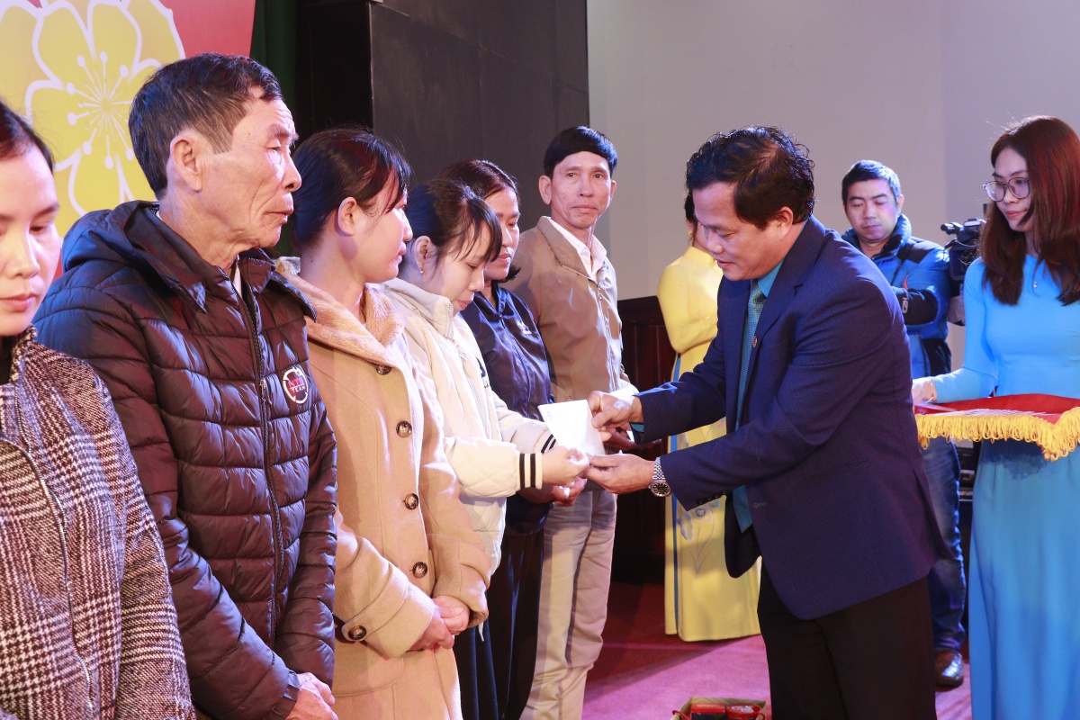 Tết sum vầy đã đến với đoàn viên, người lao động ở Huế Tết sum vầy đã đến với đoàn viên, người lao động ở Huế