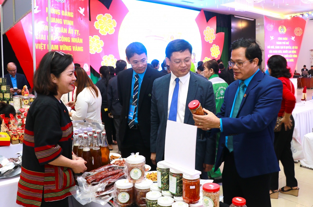 Tết sum vầy đã đến với đoàn viên, người lao động ở Huế Tết sum vầy đã đến với đoàn viên, người lao động ở Huế