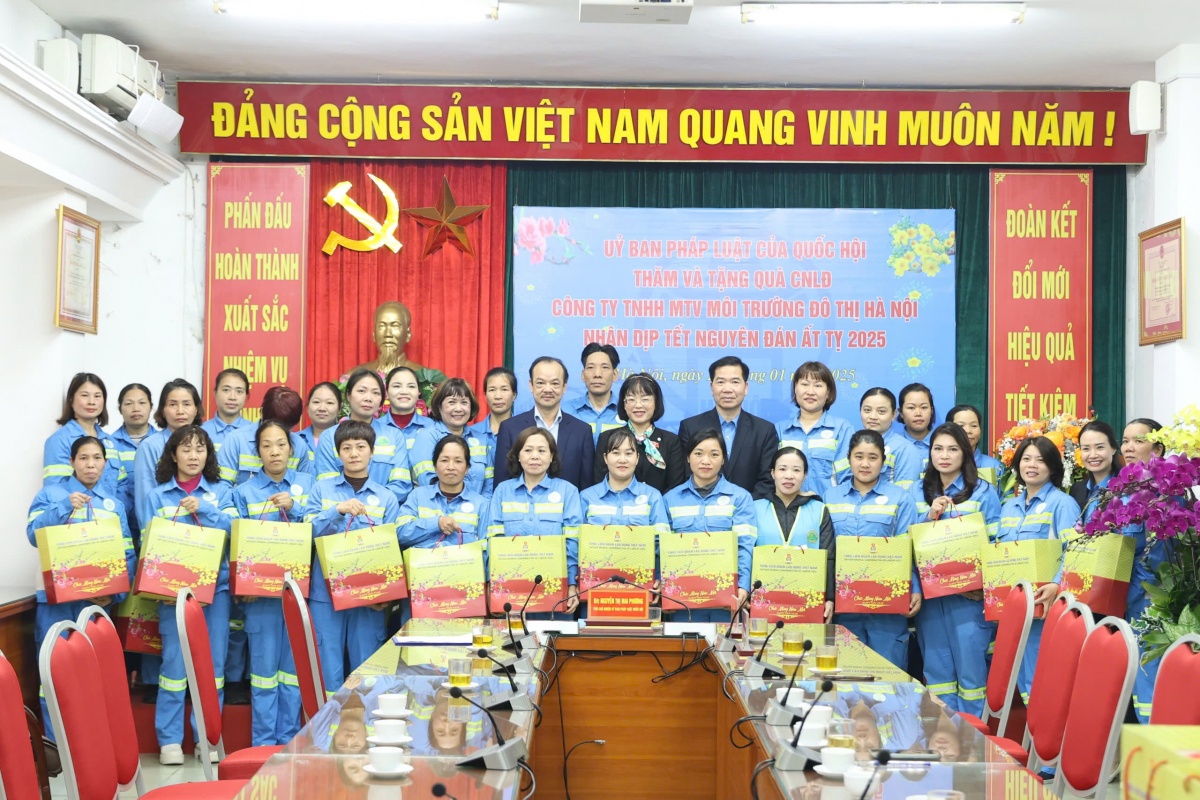 Những món quà ấm áp đến với công nhân môi trường Hà Nội