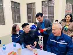 “Tết Sum vầy - Xuân ơn Đảng”: Tri ân những người lao động thầm lặng ngành đường sắt