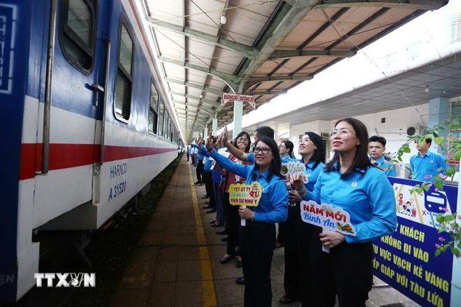 Công nhân xúc động trong ngày về quê trên “Chuyến tàu Công đoàn – Xuân 2025” Công nhân xúc động trong ngày về quê trên “Chuyến tàu Công đoàn – Xuân 2025”