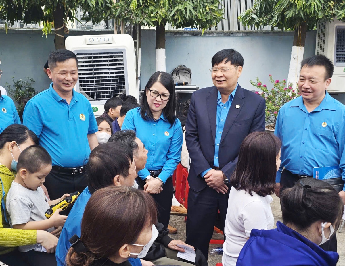 Công nhân xúc động trong ngày về quê trên “Chuyến tàu Công đoàn – Xuân 2025” Công nhân xúc động trong ngày về quê trên “Chuyến tàu Công đoàn – Xuân 2025”