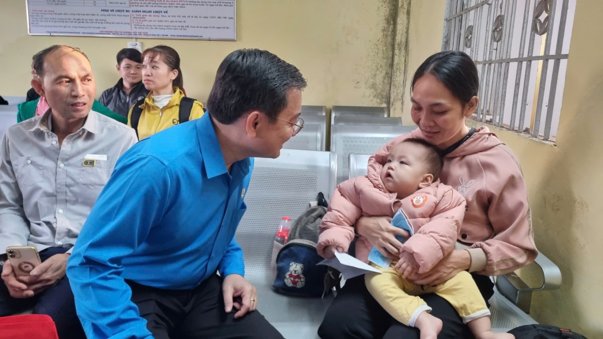 Công đoàn Bình Dương: Tặng vé miễn phí cho hàng trăm công nhân lên tàu về quê đón Tết 2025