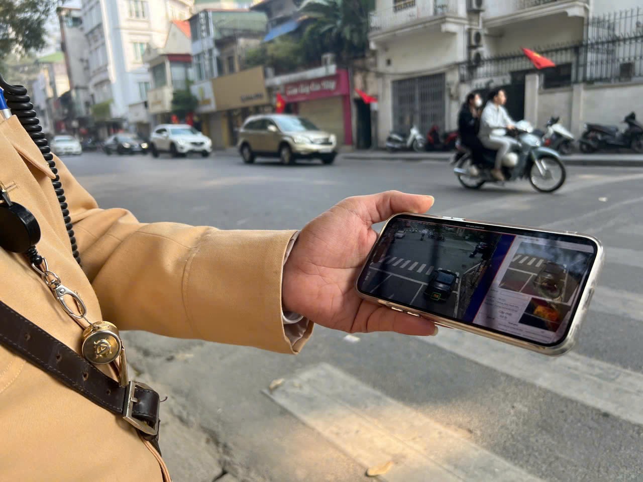 Vượt đèn đỏ, vi phạm nồng độ cồn giảm mạnh sau ba tuần áp dụng Nghị định 168 Vượt đèn đỏ, vi phạm nồng độ cồn giảm mạnh sau ba tuần áp dụng Nghị định 168