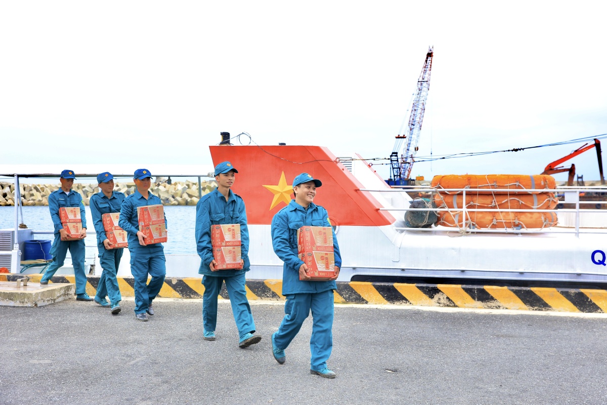 80.000 chai nước mắm Nam Ngư ớt tỏi Lý Sơn đến người nông dân Lý Sơn như một lời tri ân dịp năm mới 80.000 chai nước mắm Nam Ngư ớt tỏi Lý Sơn đến người nông dân Lý Sơn như một lời tri ân dịp năm mới