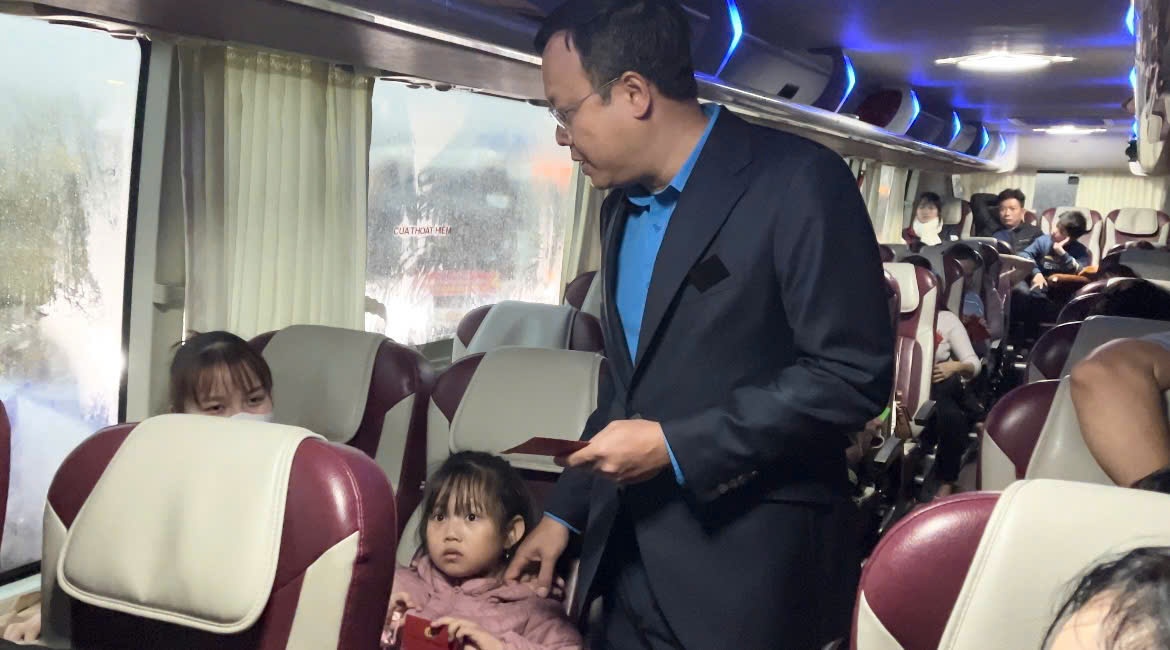 Chuyến xe Công đoàn về quê mang theo ước nguyện sum vầy Chuyến xe Công đoàn về quê mang theo ước nguyện sum vầy