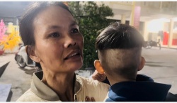 Bà cháu bán dạo bất ngờ nhận quà Tết từ Công đoàn Đà Nẵng