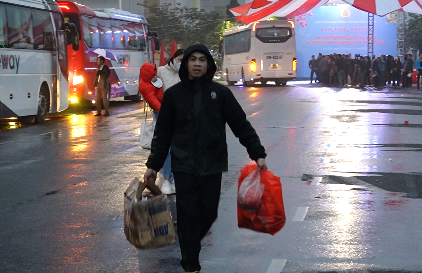 Chuyến xe Công đoàn về quê mang theo ước nguyện sum vầy Chuyến xe Công đoàn về quê mang theo ước nguyện sum vầy