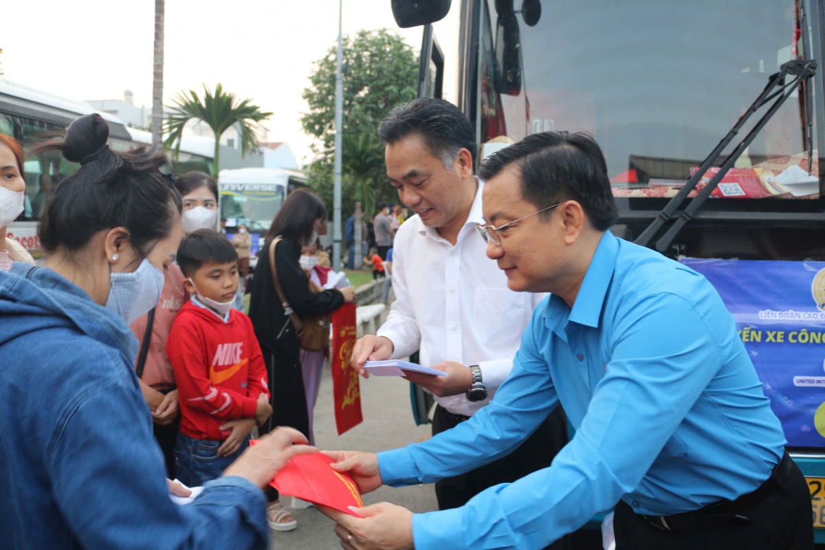 Bình Dương tiếp nối hành trình đưa công nhân về quê đón Tết trên Bình Dương tiếp nối hành trình đưa công nhân về quê đón Tết trên