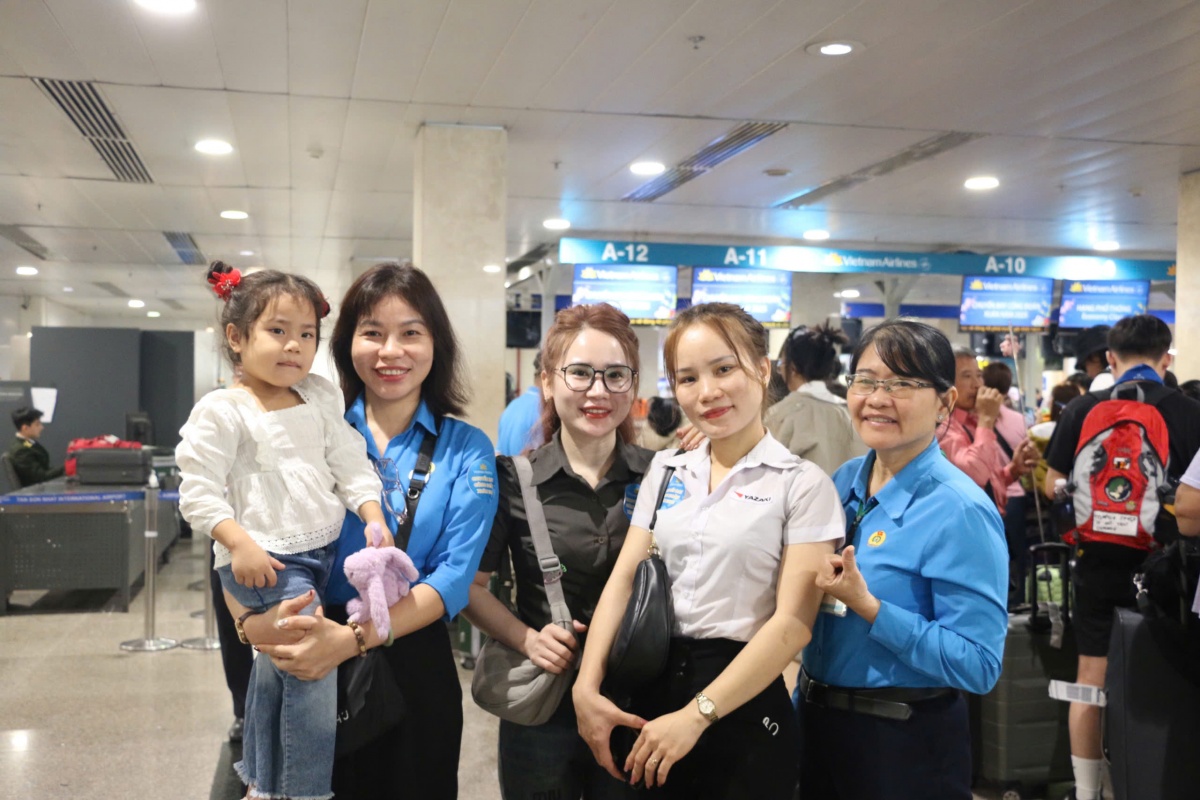 Bình Dương tiếp nối hành trình đưa công nhân về quê đón Tết trên Bình Dương tiếp nối hành trình đưa công nhân về quê đón Tết trên