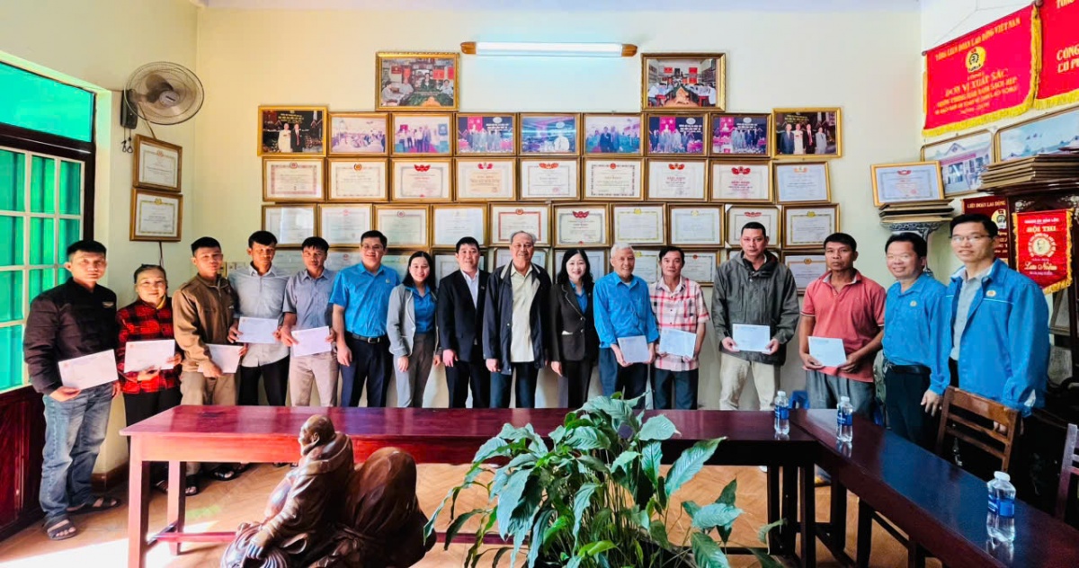 Tiếp thêm nghị lực cho công nhân bị mất việc làm, nợ lương ở Lâm Đồng Tiếp thêm nghị lực cho công nhân bị mất việc làm, nợ lương ở Lâm Đồng