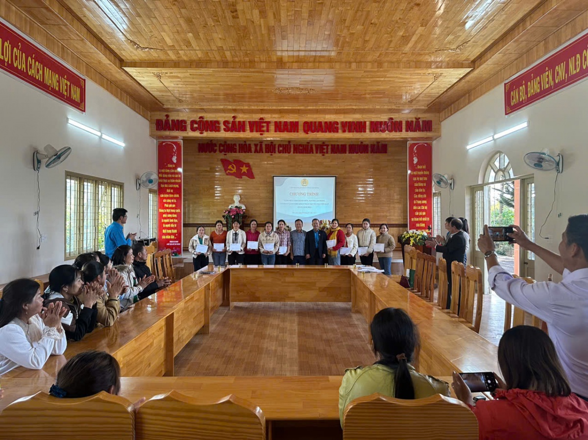 Tiếp thêm nghị lực cho công nhân bị mất việc làm, nợ lương ở Lâm Đồng Tiếp thêm nghị lực cho công nhân bị mất việc làm, nợ lương ở Lâm Đồng