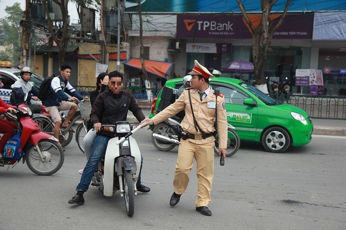 Không đội mũ bảo hiểm phạt bao nhiêu 2025? Không đội mũ bảo hiểm sẽ bị phạt tối đa 1.200.000 đồng.