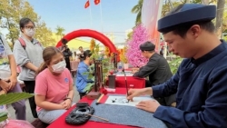 Công nhân xa quê vui chơi tết