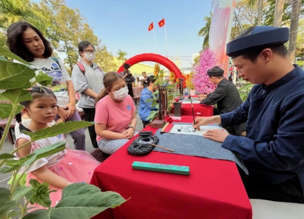 Công nhân xa quê vui chơi tết Công nhân xa quê vui chơi tết