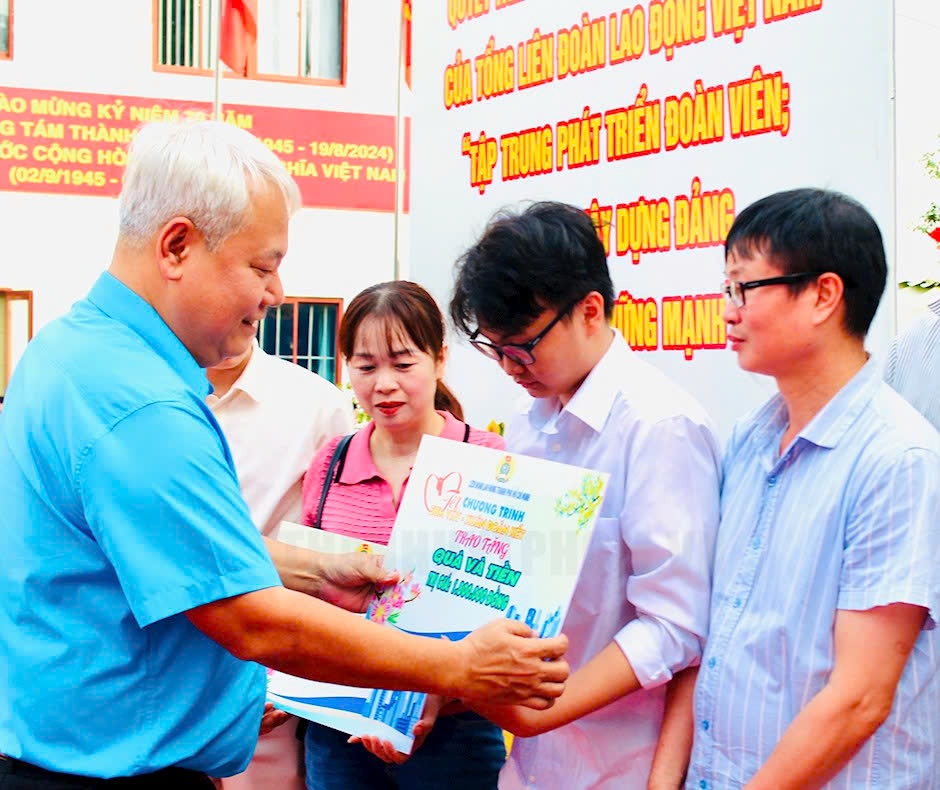 Công nhân xa quê vui chơi tết Công nhân xa quê vui chơi tết