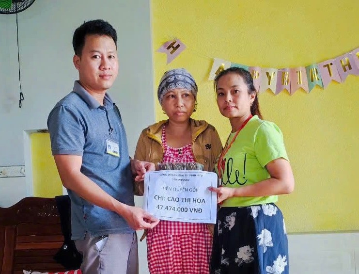 Đồng chí Lê Hoàn Giang, Chủ tịch Công đoàn Công ty TNHH MTV Sedo Vinako trao tiền quyên góp cho công nhân mắc bệnh hiểm nghèo Đồng chí Lê Hoàn Giang, Chủ tịch Công đoàn Công ty TNHH MTV Sedo Vinako trao tiền quyên góp cho công nhân mắc bệnh hiểm nghèo