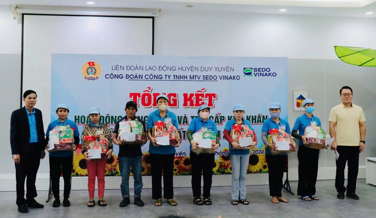 Đồng chí Trần Phước Phương, Chủ tịch Liên đoàn Lao động huyện Duy Xuyên (ngoài cùng bên trái) đánh giá cao hoạt động chăm lo người lao động của BCH Công đoàn Công ty Sedo Đồng chí Trần Phước Phương, Chủ tịch Liên đoàn Lao động huyện Duy Xuyên (ngoài cùng bên trái) đánh giá cao hoạt động chăm lo người lao động của BCH Công đoàn Công ty Sedo