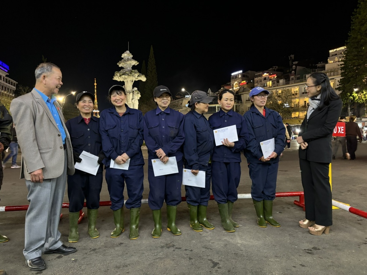 Chia sẻ cùng người lao động làm việc thâu đêm giao thừa Chia sẻ cùng người lao động làm việc thâu đêm giao thừa