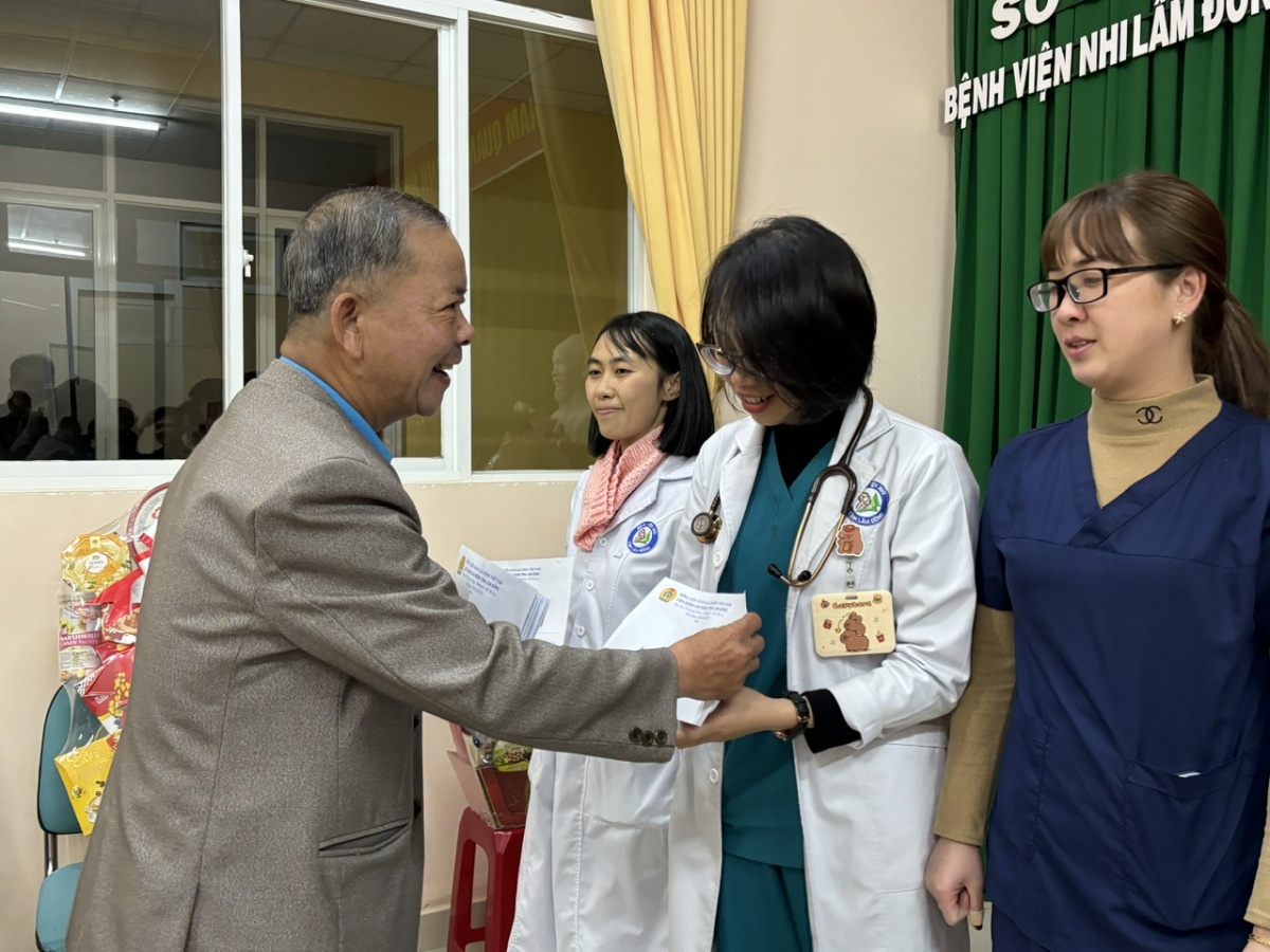 Chia sẻ cùng người lao động làm việc thâu đêm giao thừa Chia sẻ cùng người lao động làm việc thâu đêm giao thừa