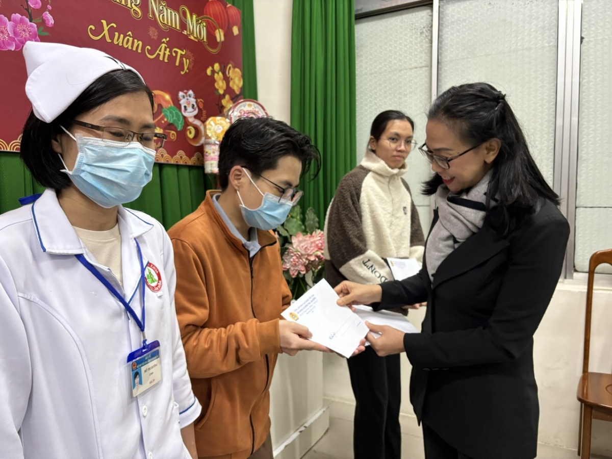 Chia sẻ cùng người lao động làm việc thâu đêm giao thừa Chia sẻ cùng người lao động làm việc thâu đêm giao thừa