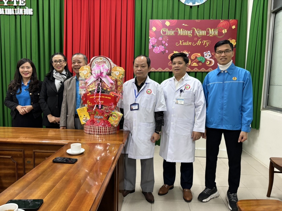 Chia sẻ cùng người lao động làm việc thâu đêm giao thừa Chia sẻ cùng người lao động làm việc thâu đêm giao thừa