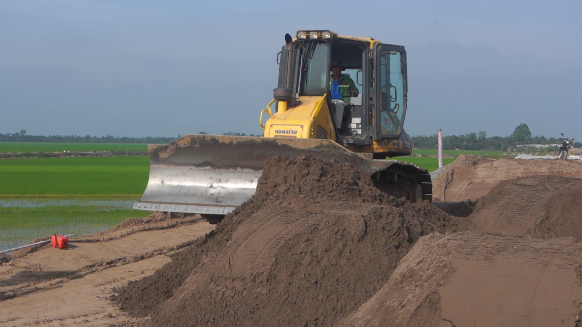 Thi công xuyên Tết trên công trình đường bộ cao tốc ở miền Tây