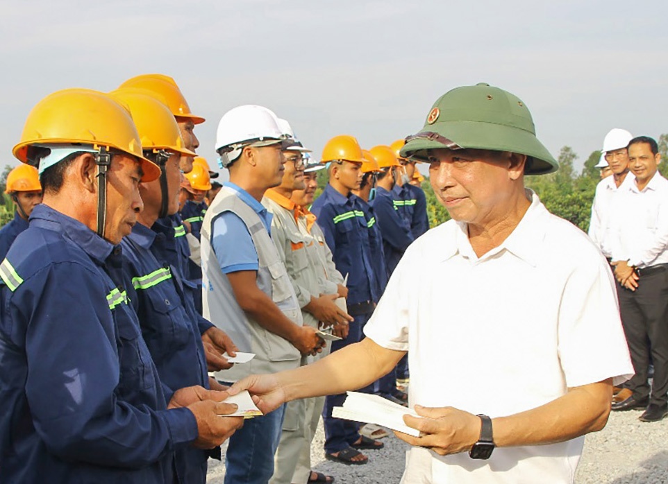 Thi công xuyên Tết trên công trình đường bộ cao tốc ở miền Tây