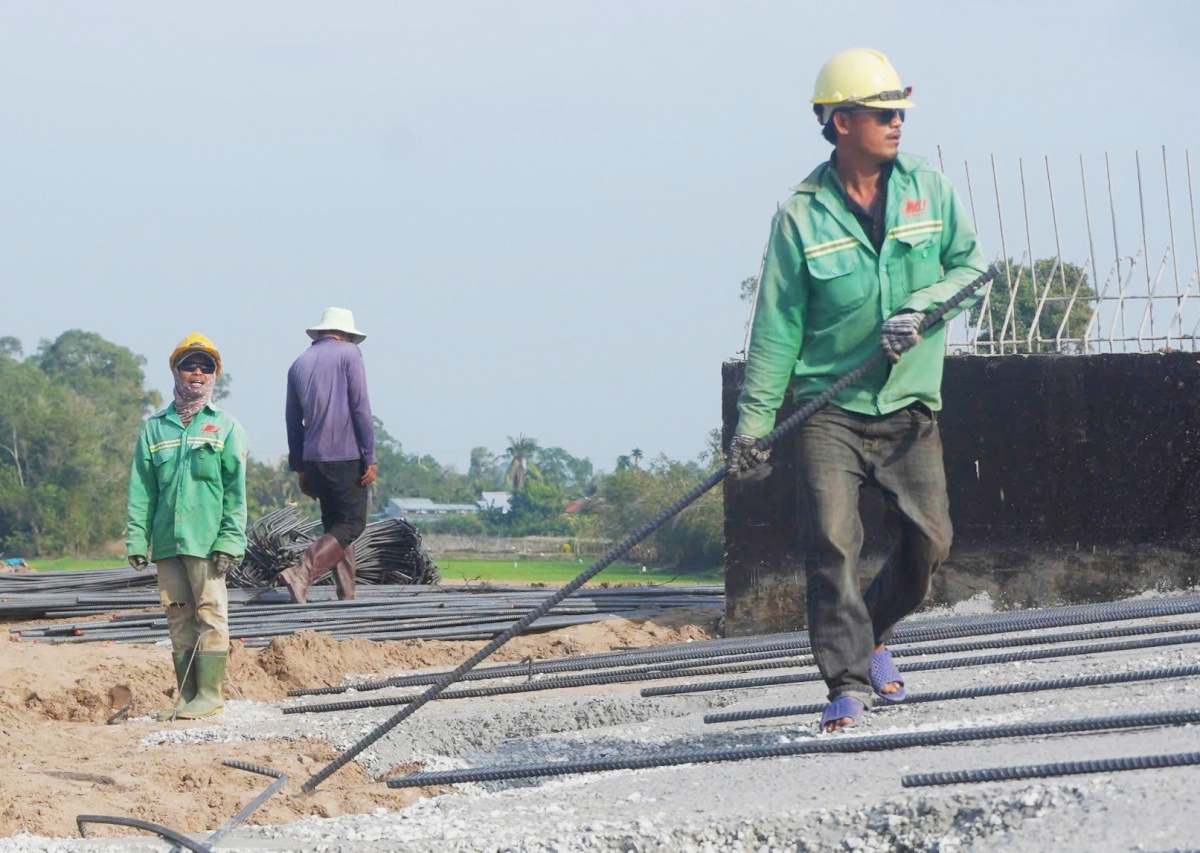 Thi công xuyên Tết trên công trình đường bộ cao tốc ở miền Tây