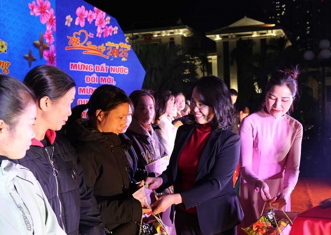 LĐLĐ tỉnh Quảng Ninh: “Tất cả đoàn viên, người lao động đều có Tết” LĐLĐ tỉnh Quảng Ninh: “Tất cả đoàn viên, người lao động đều có Tết”