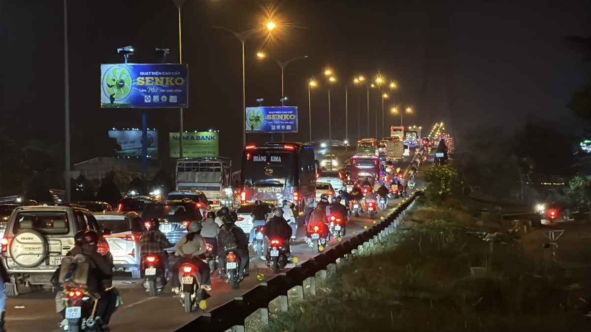 Công nhân trở lại làm việc: Mong một năm mới tốt đẹp! Công nhân trở lại làm việc: Mong một năm mới tốt đẹp!