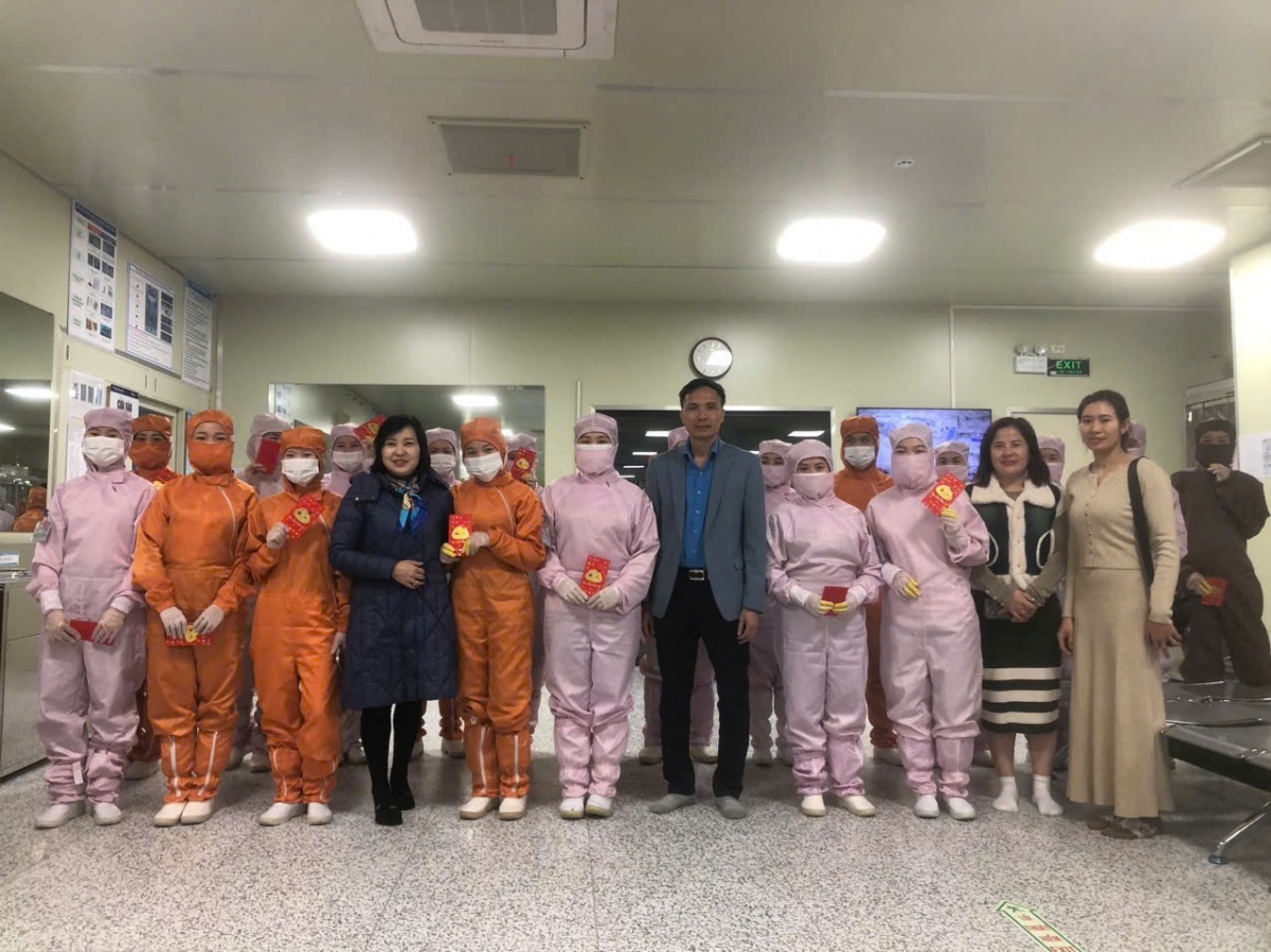 Công nhân trở lại nhà máy, vui sản xuất đón Xuân mới Công nhân trở lại nhà máy, vui sản xuất đón Xuân mới