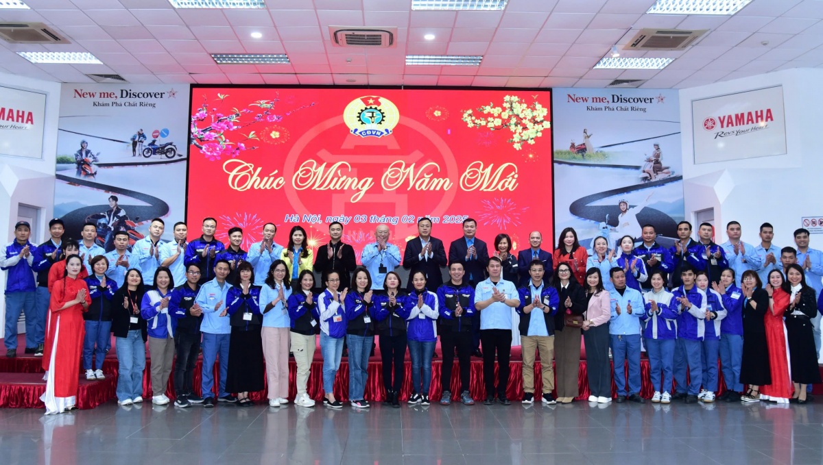 Công nhân trở lại nhà máy, vui sản xuất đón Xuân mới Công nhân trở lại nhà máy, vui sản xuất đón Xuân mới