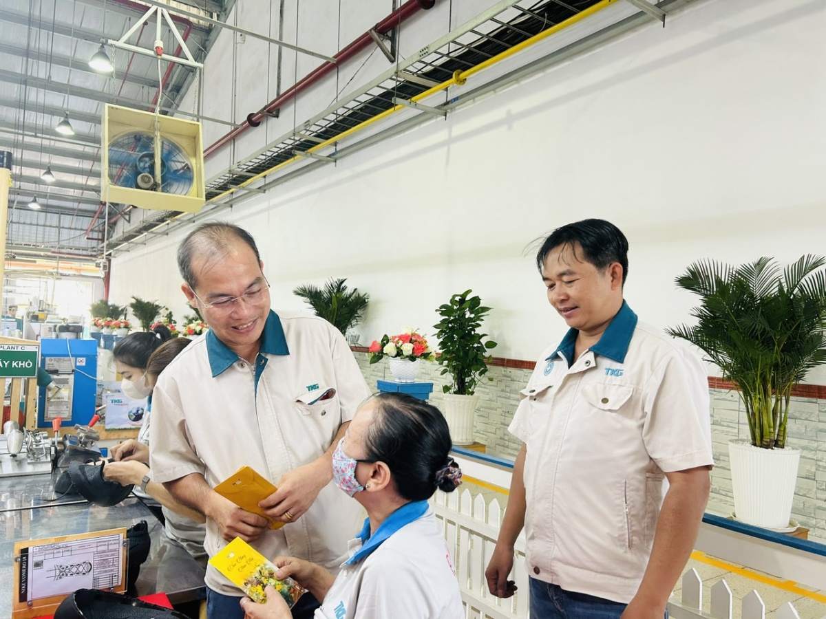 Công nhân trở lại nhà máy, vui sản xuất đón Xuân mới Công nhân trở lại nhà máy, vui sản xuất đón Xuân mới