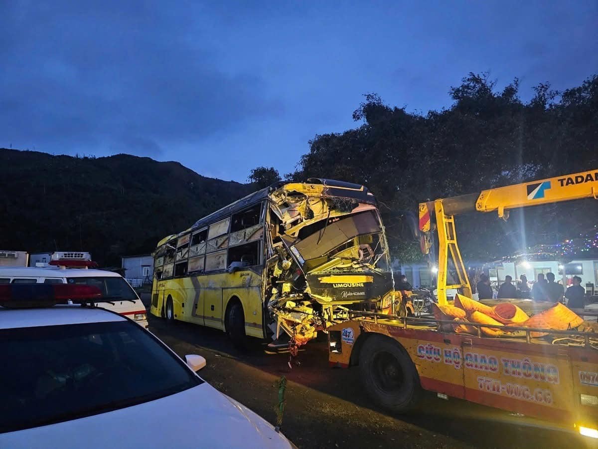 Lật xe khách tuyến Đà Nẵng - Đà Lạt, xe lao vào dải phân cách, 3 người tử vong Lật xe khách tuyến Đà Nẵng - Đà Lạt, xe lao vào dải phân cách, 3 người tử vong