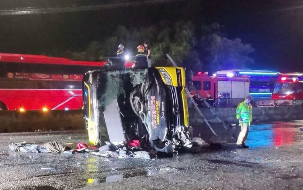 Lật xe khách tuyến Đà Nẵng - Đà Lạt, xe lao vào dải phân cách, 3 người tử vong Lật xe khách tuyến Đà Nẵng - Đà Lạt, xe lao vào dải phân cách, 3 người tử vong