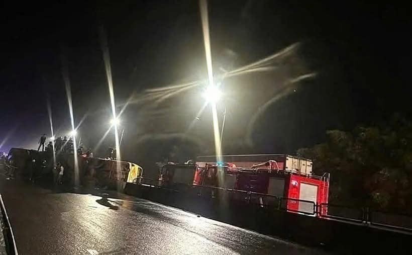 Lật xe khách tuyến Đà Nẵng - Đà Lạt, xe lao vào dải phân cách, 3 người tử vong Lật xe khách tuyến Đà Nẵng - Đà Lạt, xe lao vào dải phân cách, 3 người tử vong