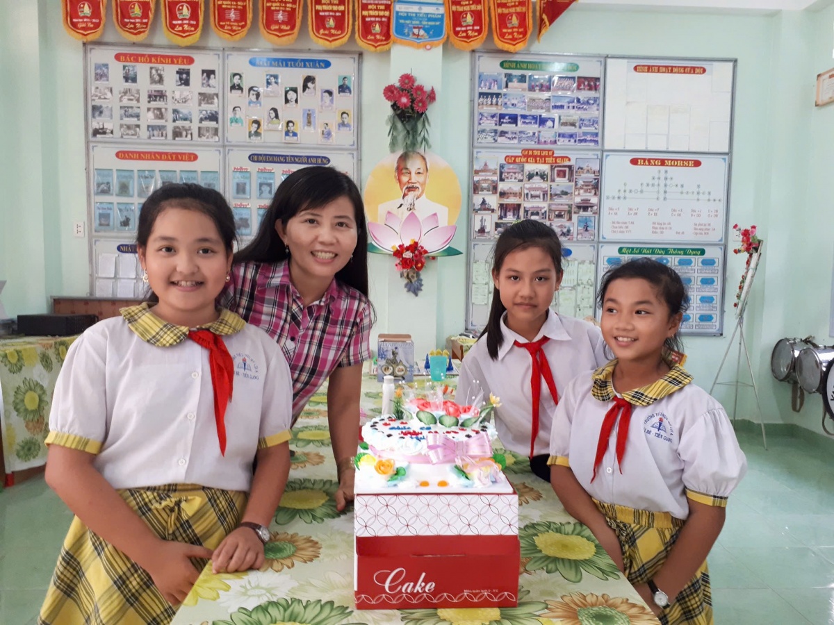 Cô giáo Trần Hoàng Khanh: Cả đời tận tụy với màu khăn quàng đỏ Cô giáo Trần Hoàng Khanh: Cả đời tận tụy với màu khăn quàng đỏ