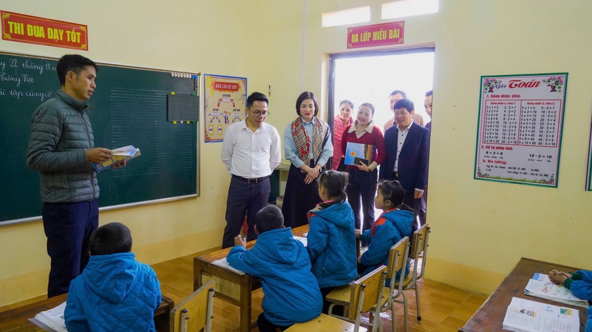 Thầy, trò trong lớp học khang trang của Trường tiểu học thôn Quán Thèn – Công trình do VietinBank tài trợ sửa chữa, nâng cấp Thầy, trò trong lớp học khang trang của Trường tiểu học thôn Quán Thèn – Công trình do VietinBank tài trợ sửa chữa, nâng cấp