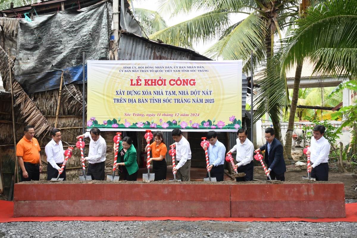 Ông Trần Văn Tần (thứ 4 từ bên phải) – Thành viên HĐQT VietinBank tham dự lễ khởi công xây dựng xóa nhà tạm, nhà dột nát trên địa bàn tỉnh Sóc Trăng năm 2025 Ông Trần Văn Tần (thứ 4 từ bên phải) – Thành viên HĐQT VietinBank tham dự lễ khởi công xây dựng xóa nhà tạm, nhà dột nát trên địa bàn tỉnh Sóc Trăng năm 2025