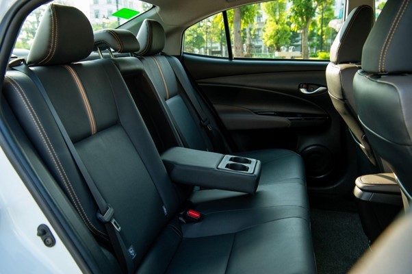 Hàng ghế sau bổ sung thêm 2 cổng sạc USB và có thể gập linh hoạt tăng diện tích cốp Hàng ghế sau bổ sung thêm 2 cổng sạc USB và có thể gập linh hoạt tăng diện tích cốp