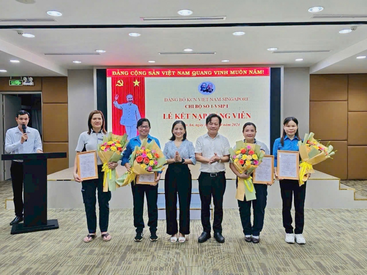 Vinh danh những người tiên phong, dẫn đường cho sự phát triển Vinh danh những người tiên phong, dẫn đường cho sự phát triển