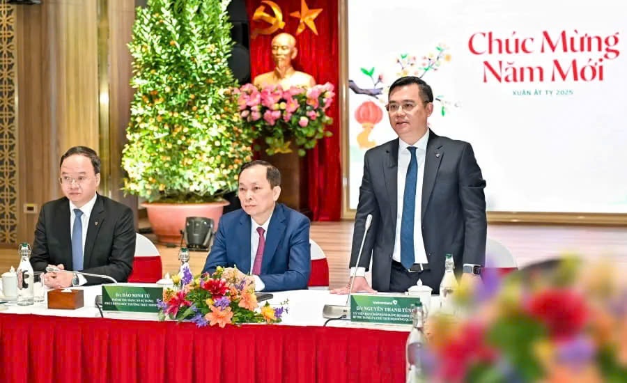 Đ/c Nguyễn Thanh Tùng - Ủy viên Ban Chấp hành Đảng bộ Khối Doanh nghiệp Trung ương, Bí thư Đảng ủy, Chủ tịch Hội đồng quản trị Vietcombank cảm ơn và chúc Tết các cấp lãnh đạo NHNN và Đảng ủy Khối DNTW cùng toàn thể cán bộ nhân viên hệ thống Vietcombank Đ/c Nguyễn Thanh Tùng - Ủy viên Ban Chấp hành Đảng bộ Khối Doanh nghiệp Trung ương, Bí thư Đảng ủy, Chủ tịch Hội đồng quản trị Vietcombank cảm ơn và chúc Tết các cấp lãnh đạo NHNN và Đảng ủy Khối DNTW cùng toàn thể cán bộ nhân viên hệ thống Vietcombank