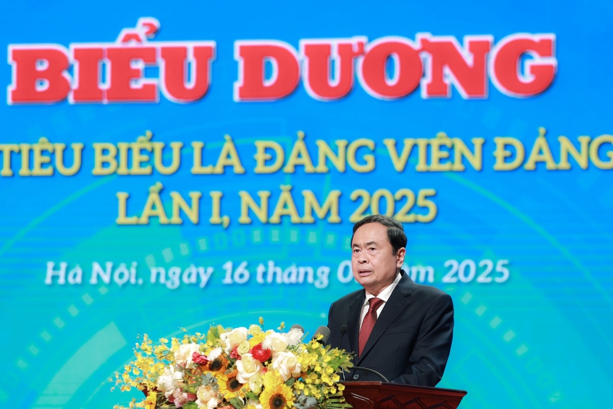 Biểu tượng của sức mạnh lao động và lý tưởng đảng viên trong thời đại mới Biểu tượng của sức mạnh lao động và lý tưởng đảng viên trong thời đại mới