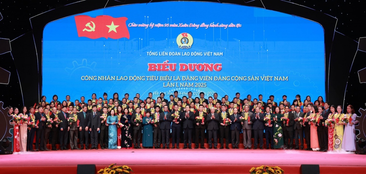 Biểu tượng của sức mạnh lao động và lý tưởng đảng viên trong thời đại mới Biểu tượng của sức mạnh lao động và lý tưởng đảng viên trong thời đại mới