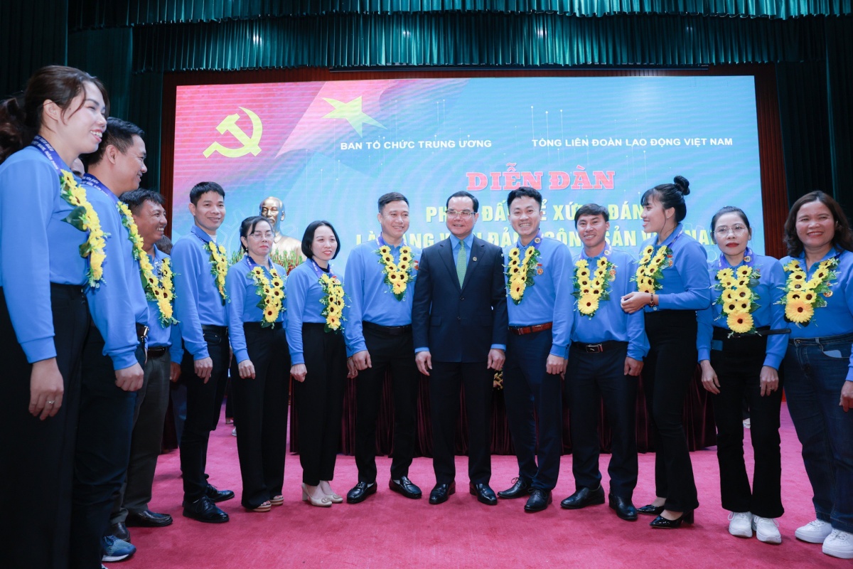 undefined Điều kiện và quy trình giới thiệu đoàn viên công đoàn vào Đảng