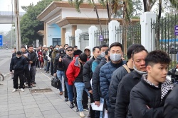 Hàng người nhẫn nại thời 4.0